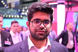 Perplexity-Chef Aravind Srinivas sieht KI-Assistenten als proaktive Begleiter, die nicht nur Fragen beantworten, sondern auch Alltagsaufgaben erledigen. - © Wolf von Dewitz/dpa