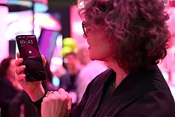 Telekom-Vorständin Claudia Nemat spricht mit dem KI-Assistenten von Perplexity. - © Wolf von Dewitz/dpa