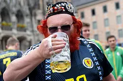 Für viele Brauereien ist das Glas halbleer. (Archivbild) - © Sven Hoppe/dpa