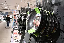 Im Non-Food-Bereich gibt es auch Haushaltswaren wie Pfannen. (Archivbild) - © Bernd Weißbrod/dpa