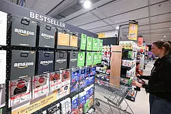 Geschenkkarten finden sich ebenfalls in vielen Geschäften. (Archivbild) - © Bernd Weißbrod/dpa