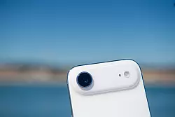 Apple quetschte praktisch die gesamte Computer-Technik des iPhone Air in die «Plateau» genannte Kamera-Auswölbung rein. - © Andrej Sokolow/dpa/dpa-tmn