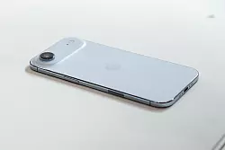 Die Computer-Technik des iPhone Air passt in die Kamera-Wölbung. Den Rest füllt die Batterie aus. - © Andrej Sokolow/dpa