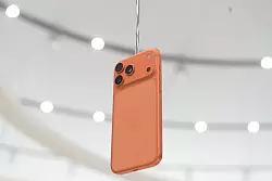 Neuer Design-Ansatz beim iPhone 17 Pro: Statt eines Titanrahmens hat es nun ein Alugehäuse aus einem Block gefräst. - © Andrej Sokolow/dpa-tmn/dpa