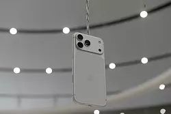 Wer eine Tele-Kamera will, muss beim iPhone das Pro-Modell wählen. - © Andrej Sokolow/dpa