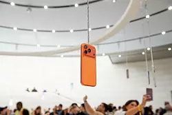 Aluminium macht es möglich: Das iPhone 17 Pro gibt es auch in leuchtendem Orange. - © Andrej Sokolow/dpa