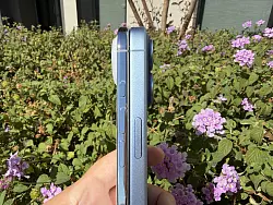 Rechts dünn, links ganz dünn: Das iPhone Air (links im Bild) und das iPhone 17. - © Andrej Sokolow/dpa/dpa-tmn