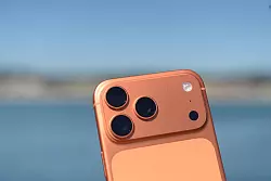 Das iPhone 17 Pro hat drei Kameras eingebaut - von Ultraweitwinkel bis Zoom - und wäre damit für Foto-Freunde die erste Wahl. - © Andrej Sokolow/dpa/dpa-tmn