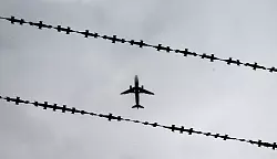 Erstmals hat das Land NRW einen eigenen Abschiebeflug organisiert. (Symbolbild) - &copy; Julian Stratenschulte/dpa