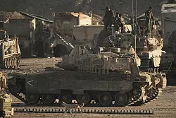 Israelische Panzer an der Grenze zum Gazastreifen. - &copy; Leo Correa/AP/dpa