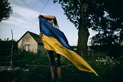 Das Kind setzt &laquo;einen Checkpoint&raquo; im Dorf Zelene in der Region Charkiw. Die ukrainische Fotografin Julia Kochetova gewann den ersten Preis f&uuml;r ihr Projekt &laquo;Krieg ist pers&ouml;nlich&raquo;. - &copy; Julia Kochetova/World Press Photo/dpa