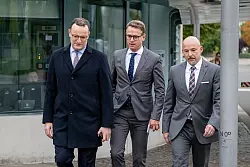 Spitzentrio der Union: Jens Spahn (CDU), Carsten Linnemann (CDU) und Alexander Hoffmann (CSU) schlendern zum Koalitionsausschuss. - &copy; Fabian Sommer/dpa