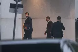 SPD-Chef Lars Klingbeil geht zum Spitzentreffen der Koalition. - &copy; Fabian Sommer/dpa