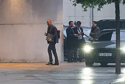 SPD-Fraktionschef Matthias Miersch hat auf dem Weg ins Kanzleramt Unterlagen dabei. - &copy; Fabian Sommer/dpa