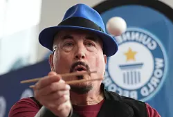 Insgesamt schaffte es Joe Alexander, elf Eier mit den St&auml;bchen zu fangen. - &copy; Marcus Brandt/dpa