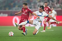 Viele Zweik&auml;mpfe lieferten sich D&uuml;sseldorf und Karlsruhe. - &copy; Marius Becker/dpa