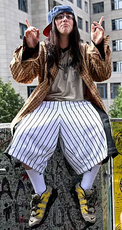 Die amerikanische S&auml;ngerin Billie Eilish tr&auml;gt gerne wei&szlig;e Socken. - &copy; Britta Pedersen/dpa