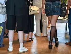 L&auml;ngst kein Problem mehr. Wei&szlig;e Socken - hochgezogen - sind kein modisches No-Go mehr. - &copy; Jens Kalaene/dpa