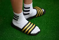 Kein No-Go mehr: Wei&szlig;e Socken und Schlappen gelten manchen Leuten als Trend. - &copy; Robert Michael/dpa