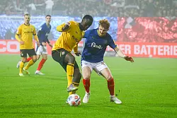 Kofi Amoako (li.), hier im Zweikampf mit Holsteins Robert Wagner, verlor mit Dynamo das Spiel in Kiel. - &copy; Michael Hundt/dpa