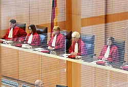 Verhandelt und verkündet wird in einem großen gläsernen Saal. Der Bau in Karlsruhe mit seinen großflächigen Fenstern soll Transparenz schaffen. (Archivbild) - © Uli Deck/dpa