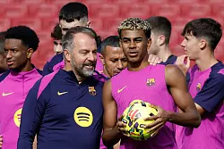 Hansi Flick nimmt im Streit kein Blatt vor den Mund. (Archivfoto) - © Joan Monfort/AP/dpa