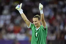 Viele Hindernisse auf dem Weg nach oben: Nationaltorhüterin Ann-Katrin Berger. (Archivfoto) - © Nick Potts/PA Wire/dpa