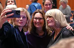 Julia Kl&ouml;ckner (v.l.-r., CDU), Bundestagspr&auml;sidentin, Mechthild Heil (CDU) und Frauenrechtlerin Alice Schwarzer l&auml;cheln f&uuml;r ein Selfie. - &copy; Elisa Schu/dpa
