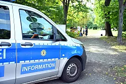 Ein Einsatzfahrzeug der Polizei steht an der Unfallstelle. - © Annette Riedl/dpa