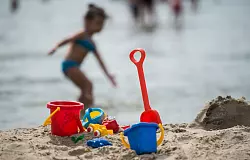 Kinder verunglücken oft dort, wo Eltern kaum damit rechnen - im Gartenteich, im Planschbecken oder im Bach beim Spielplatz. (Symbolbild) - © Sophia Kembowski/dpa