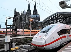 ICE von K&ouml;ln in Richtung Berlin und Hamburg m&uuml;ssen einen Bogen &uuml;ber das Ruhrgebiet machen. (Archivbild) - &copy; Roberto Pfeil/dpa