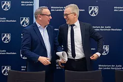 NRW-Justizminister Benjamin Limbach (Grüne, links) und Oberstaatsanwalt Tim Engel wollen Cum-Ex-Steuerbetrügern an den Kragen. - © Rolf Vennenbernd/dpa