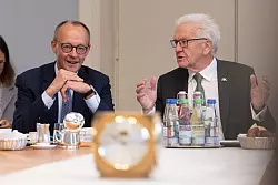 Kretschmann kommt mit Merz deutlich besser klar als mit seinem Vorg&auml;nger Olaf Scholz (SPD). - &copy; Marijan Murat/dpa POOL/dpa