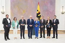Im Mai 2022 ernannte Bundespr&auml;sident Frank-Walter Steinmeier in Anwesenheit des damaligen Bundesjustizministers, Marco Buschmann (FDP), Malte Spitz (l-r), Kerstin M&uuml;ller, Lutz Goebel, Gudrun Grieser, Reinhard G&ouml;hner und Andrea Wicklein als neue Mitglieder des Nationalen Normenkontrollrates. - &copy; Joerg Carstensen/dpa