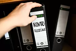 Mit dem B&uuml;rokratieentlastungsgesetz IV, das im Oktober den Bundesrat passiert hat, wurde unter anderem die Aufbewahrungsfrist f&uuml;r bestimmte Belege von zehn auf acht Jahre verk&uuml;rzt - Illustration. - &copy; Sina Schuldt/dpa