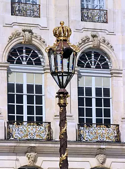 Prunkvoll: Selbst die Strassenlaternen am Place Stanislas sind vergoldet. - © Bernd F. Meier/dpa-tmn
