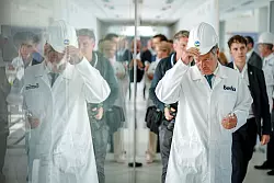 Behelmt bei einem Firmenbesuch. - &copy; Kay Nietfeld/dpa