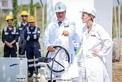 Habeck im Kittel - bei einem Wasserstoff-Projekt. - &copy; Kay Nietfeld/dpa