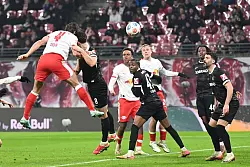 Pr&auml;zision per Kopf: Willi Orban (l) erzielt die Leipziger F&uuml;hrung. - &copy; David Hammersen/dpa