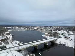 Vor allem baltische Staaten wie Estland - hier im Bild eine Grenzbrücke von der Stadt Narva nach Russland - gelten als mögliches Angriffsziel. (Archivbild) - © Alexander Welscher/dpa