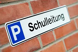 Die Gewerkschaft VBE hat Schulleitungen zu Arbeitspensum und Job-Zufriedenheit befragt. (Archivbild) - © Hauke-Christian Dittrich/dpa