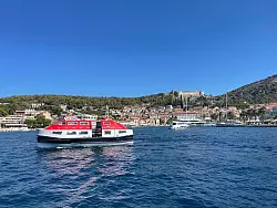 Ein Tender-Boot bringt die Passagiere an Orte wie Hvar, wo Kreuzfahrtschiffe nicht direkt anlegen können. - © Bernhard Krieger/dpa-tmn