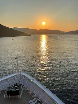 Hinein in den Sonnenuntergang: laue Sommernächte im Fahrtwind auf dem Deck über der Brücke. - © Bernhard Krieger/dpa-tmn