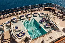 Blick aufs Pooldeck der «Explora I». - © Explorer Journeys/dpa-tmn