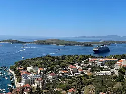 Blick von Hvar auf die Adriaküste und das Kreuzfahrtschiff. - © Bernhard Krieger/dpa-tmn