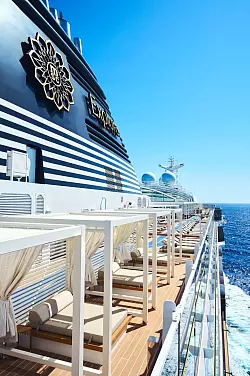 Der richtige Ort zum Entspannen oder Lesen: Sonnenliegen an Deck. - © Explorer Journeys/dpa-tmn