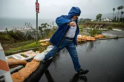 In ehemaligen Brandgebieten drohten Erdrutsche und Schlammlawinen. - &copy; Ethan Swope/AP/dpa