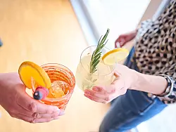 Das Auge trinkt mit: Fr&uuml;chte und Kr&auml;uter sind auch bei alkoholfreien Drinks willkommene Deko. - &copy; Annette Riedl/dpa/dpa-tmn