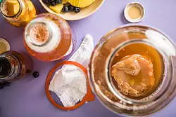 Ein kleines Feuerwerk an Aromen: Auch durch Fermentieren k&ouml;nnen komplexe Getr&auml;nke entstehen - etwa Kombucha. - &copy; Christin Klose/dpa-tmn