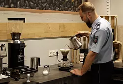 Erst ein Kaffee und dann die Welt - so starten etliche Menschen in Deutschland in den Tag. (Archivbild) - © Oliver Auster/dpa